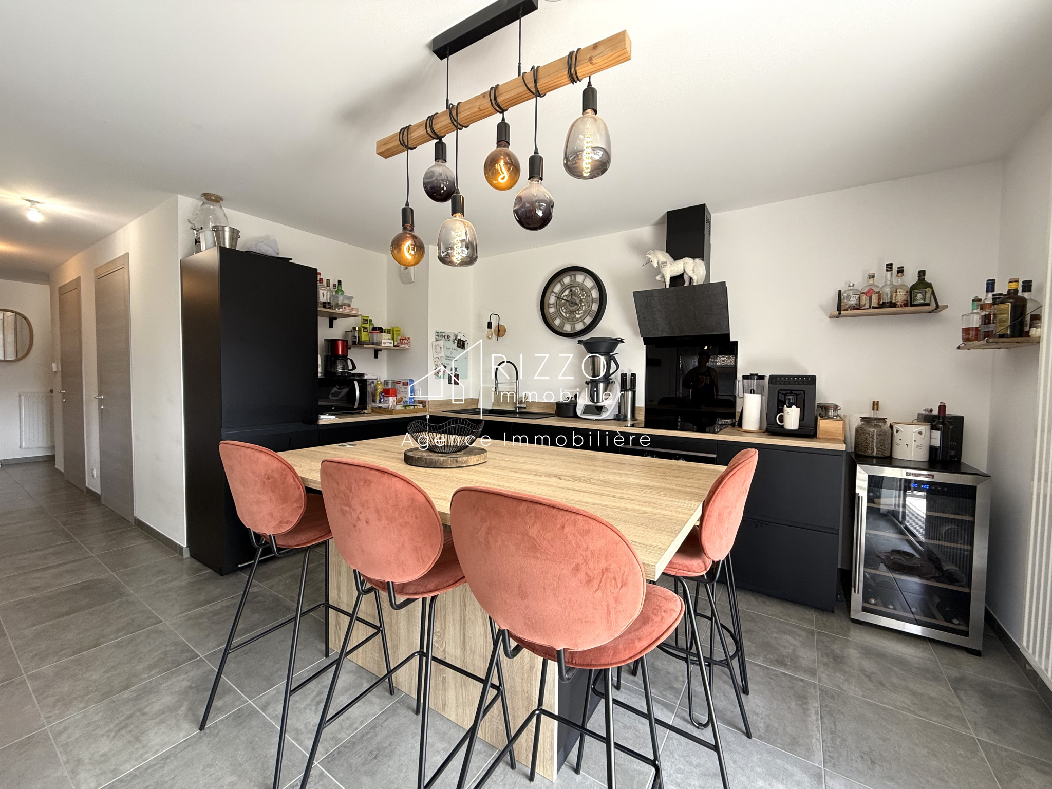 Beau F3 lumineux avec grande terrasse, garage et parking couvert à Thonon