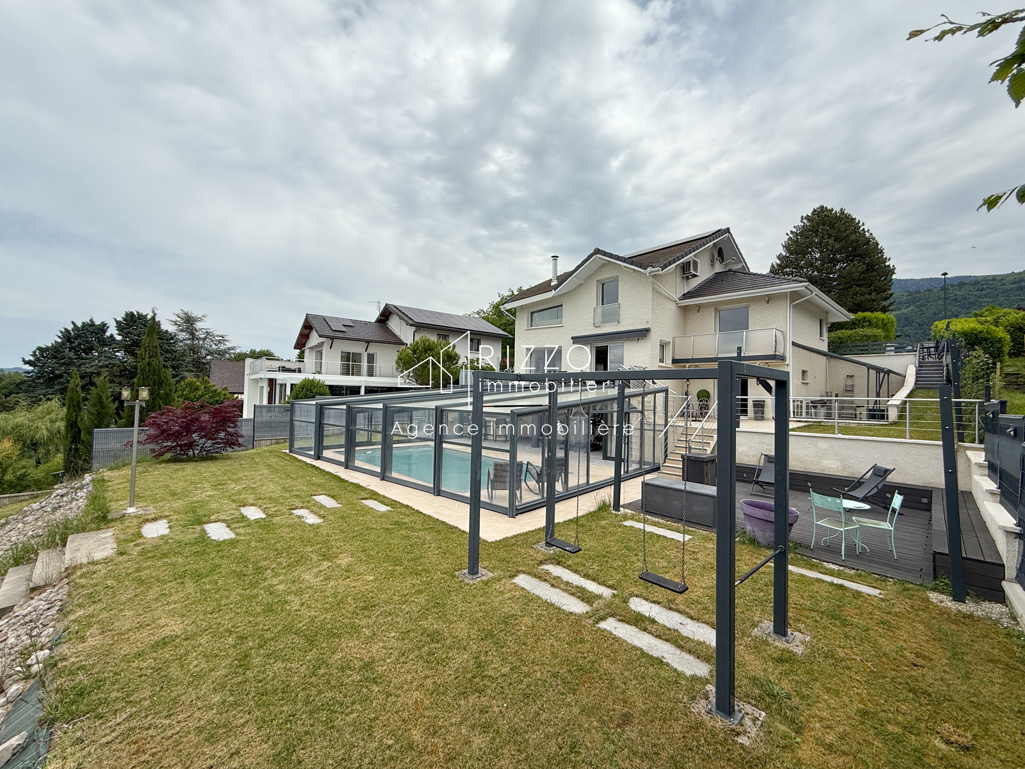 Villa Prestige de 242 m2 habitables, 8 pièces, 4 chambres   St Cergues