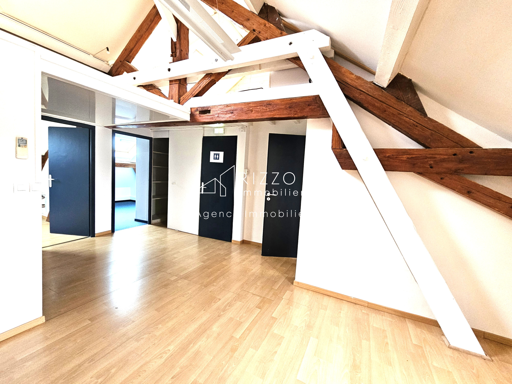Petit immeuble commerce + espace habitation au cœur de Divonne-les-Bains
