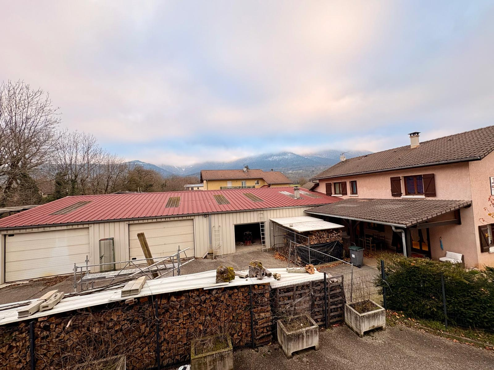 Propriété Multifonctionnelle avec Local Commercial, ENTREPOT, Garages et Partie Habitable   Proche Divonne-les