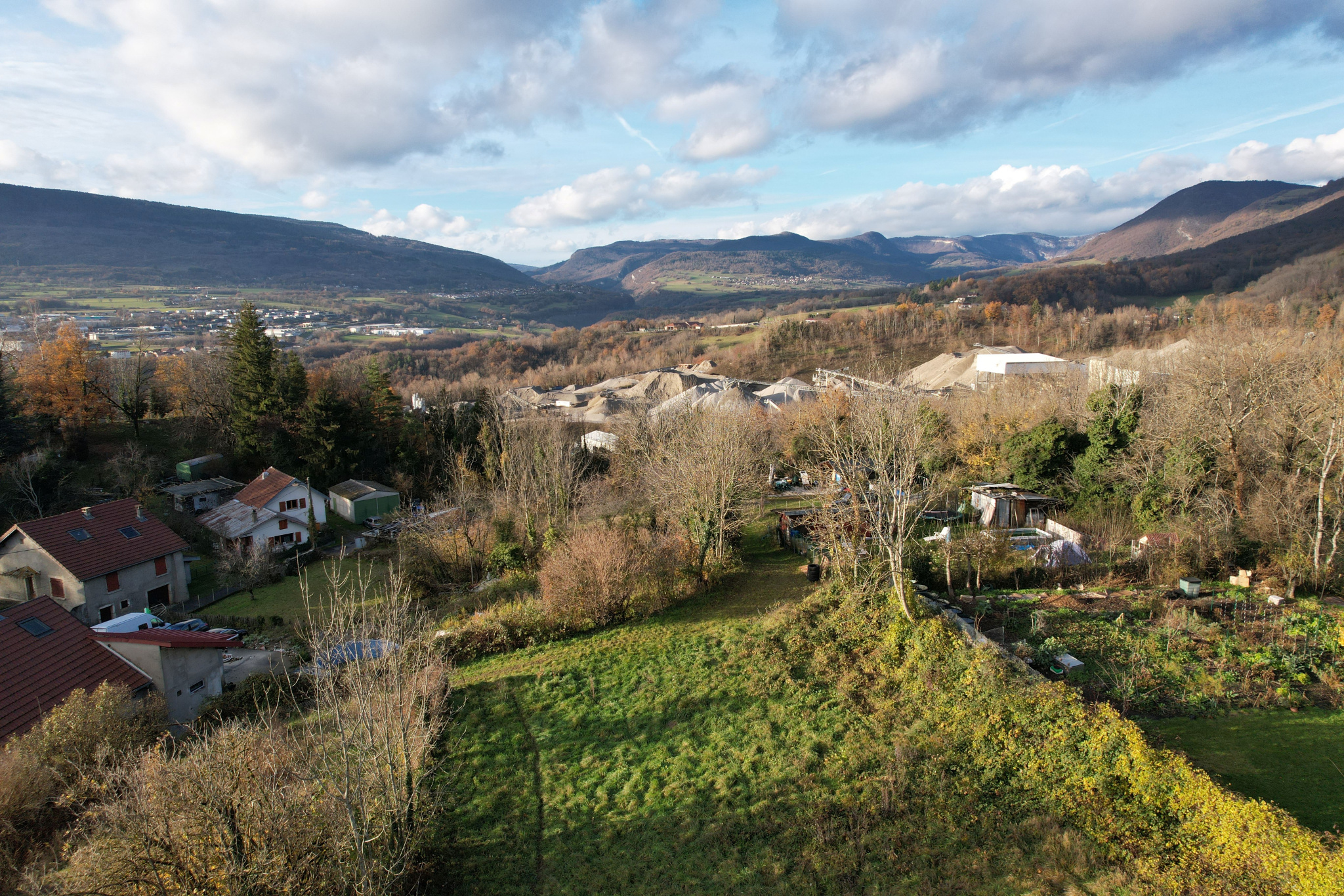 Terrain constructible de 1 053 m2 avec vue dominante   Valserhône (secteur Lancrans)