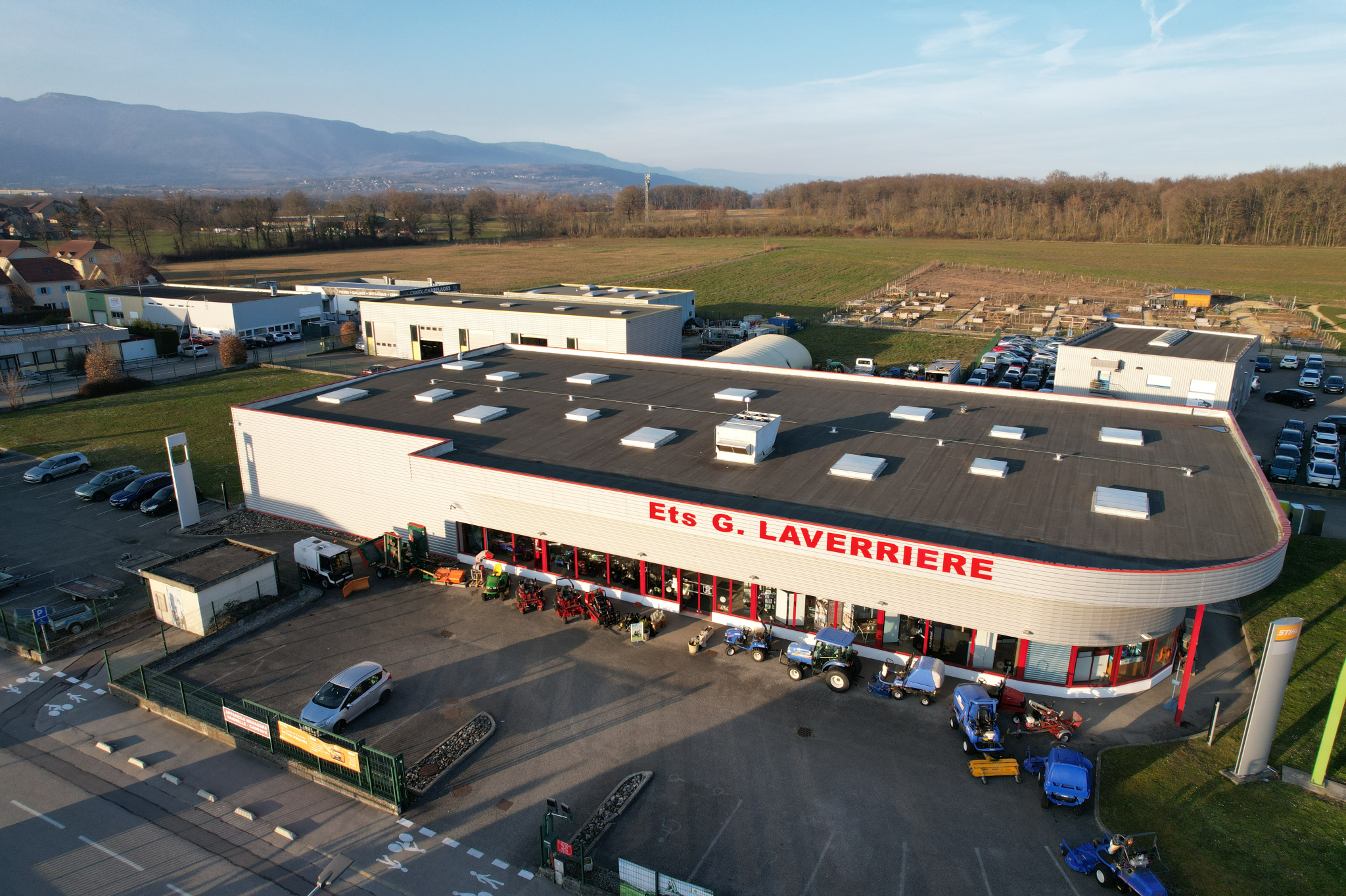 EXCLUSIVITÉ   À VENDRE à Ornex (01210)   Murs + Fonds de commerce