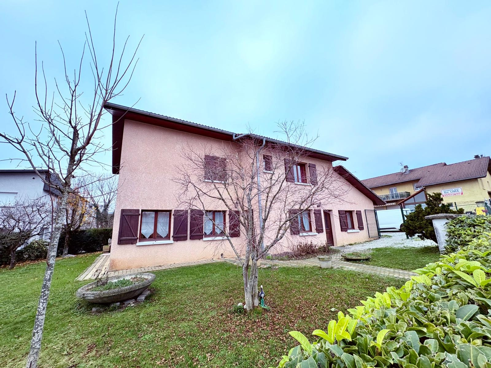 Propriété Multifonctionnelle avec maison d&#39;habitation, grand entrepot et garages.