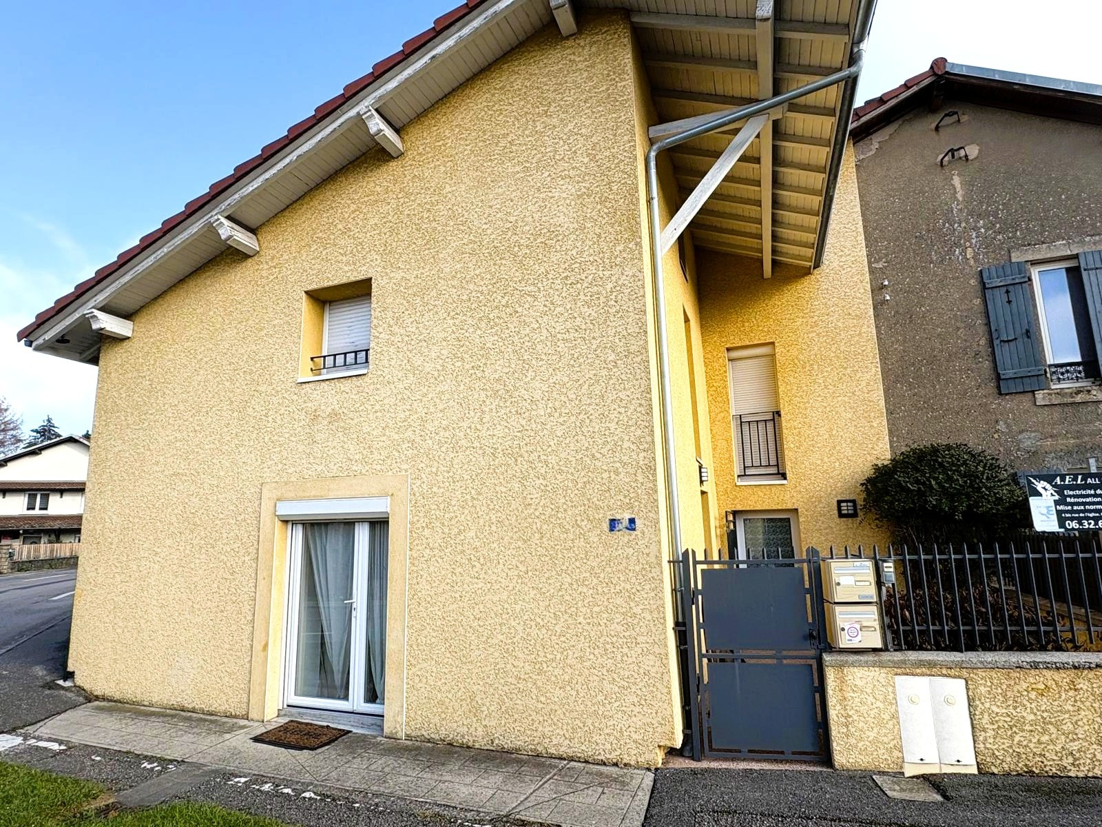 Maison avec 3 logements indépendants   Proche des transports TPG Genève et Meyrin, idéale pour un investisseur