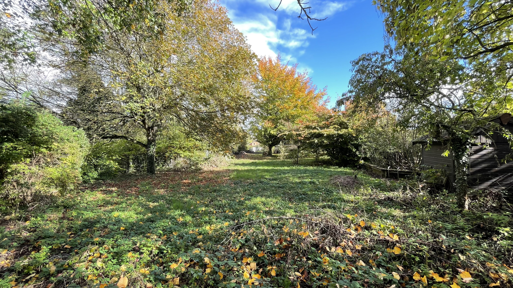Terrain plat de 1390 m2 constructible jusqu&#39;à 347,5 m2 au sol.