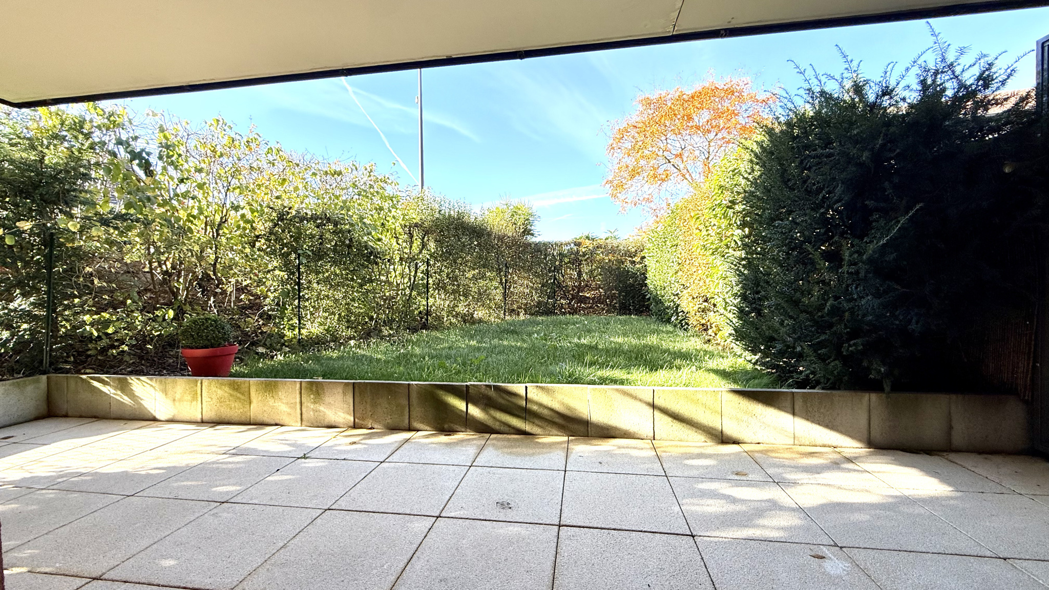 Appartement état neuf avec cuisine équipée et jardin terrasse