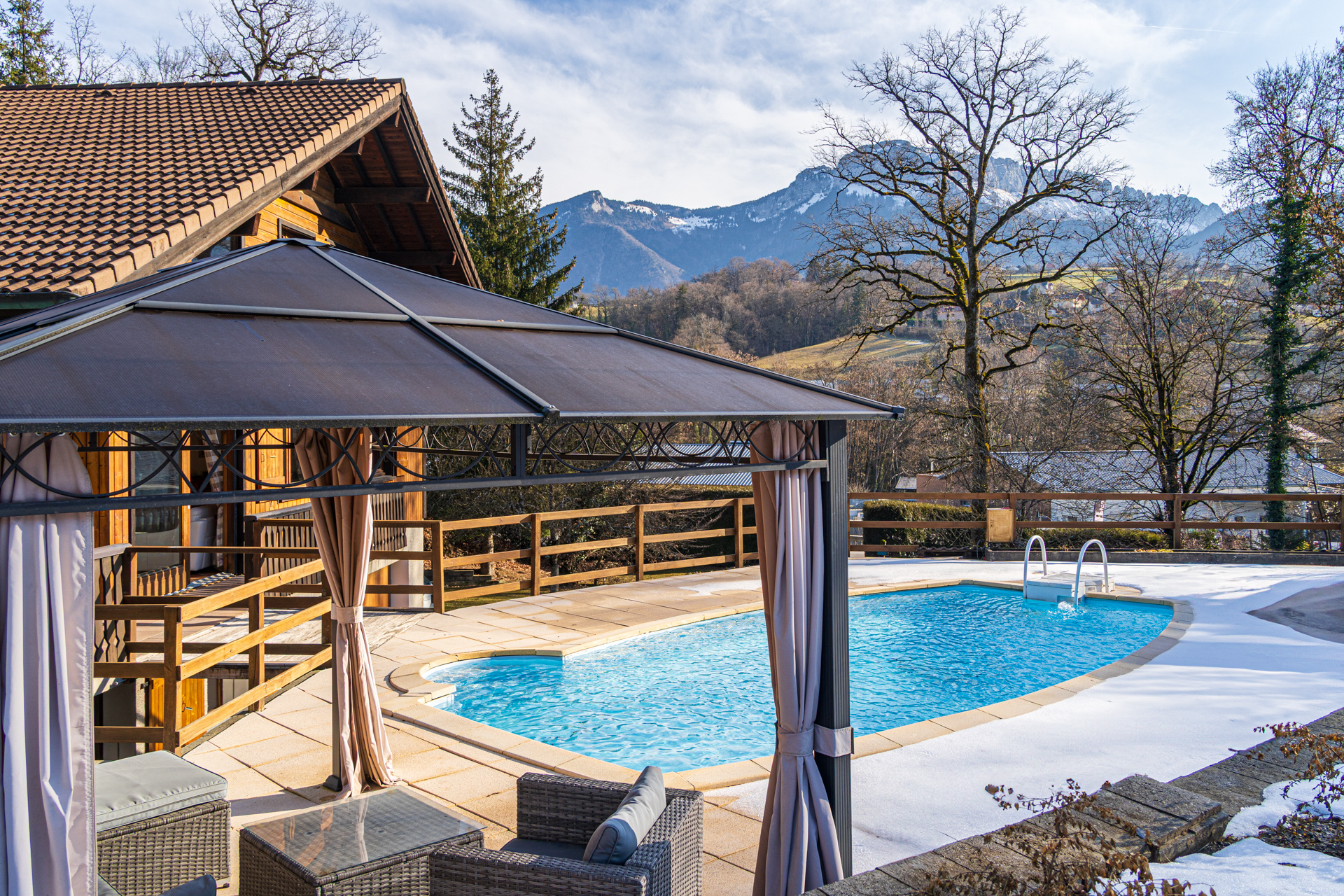 Belle maison avec piscine sur grand terrain arboré à Argonay
