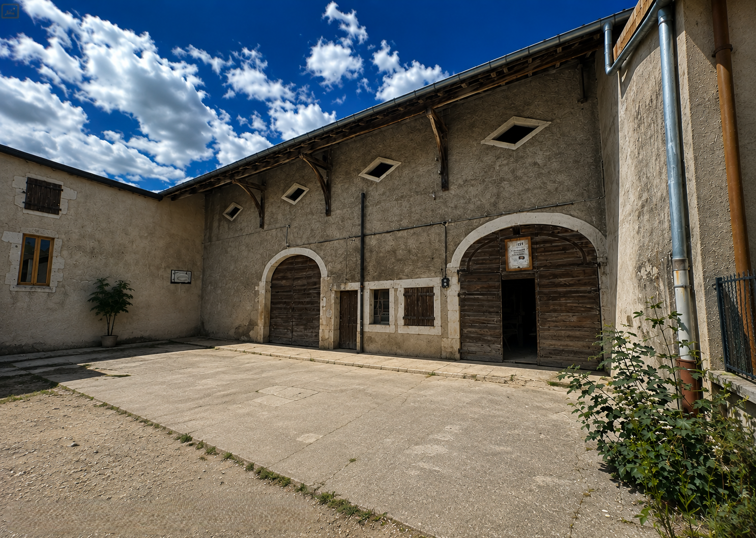 Gex centre, maison de village jumelée, de 180m2 + 116m2 espace parking/cave
