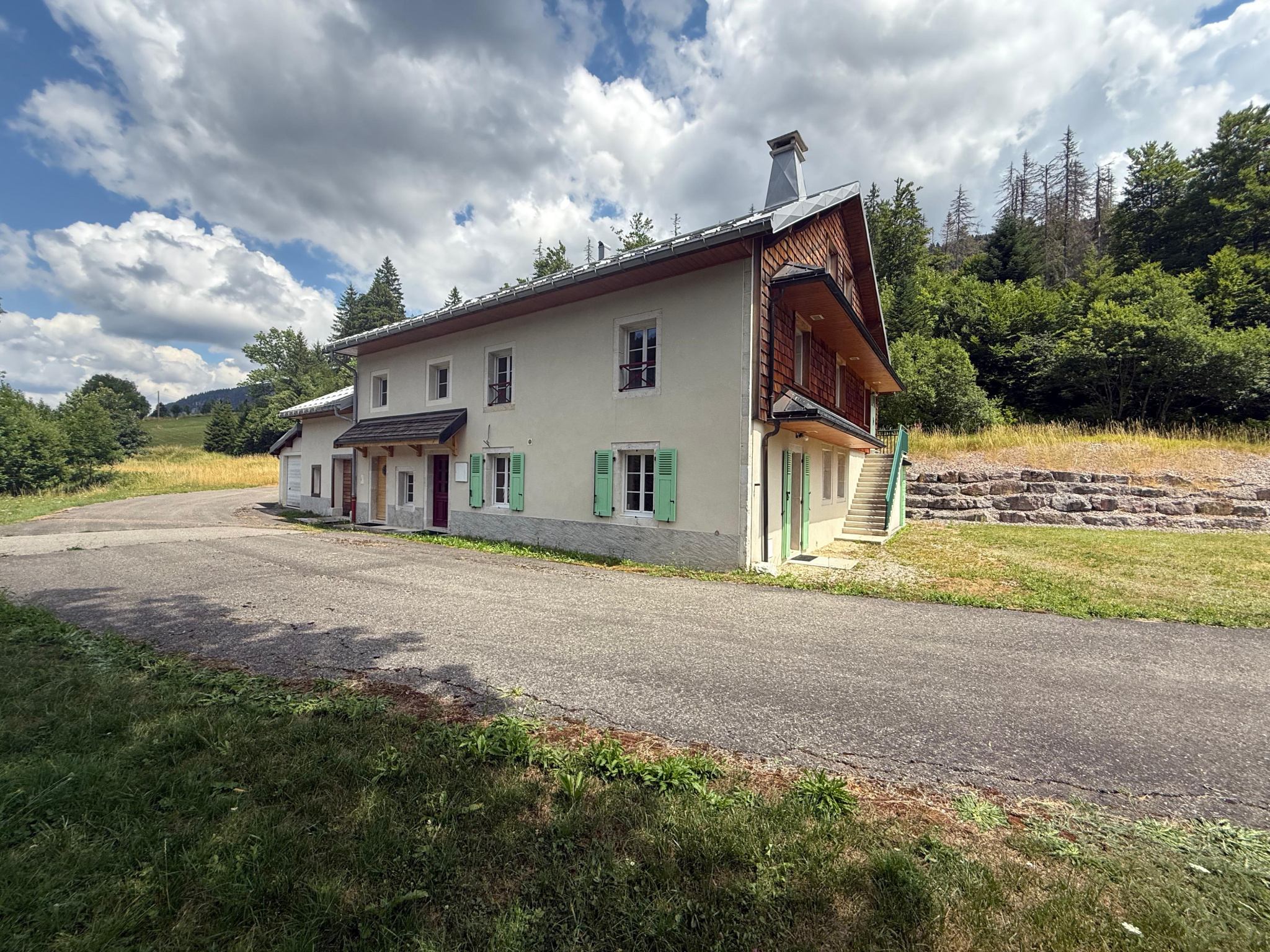 Ferme rénovée avec goût à Mijoux, en exclusivité.