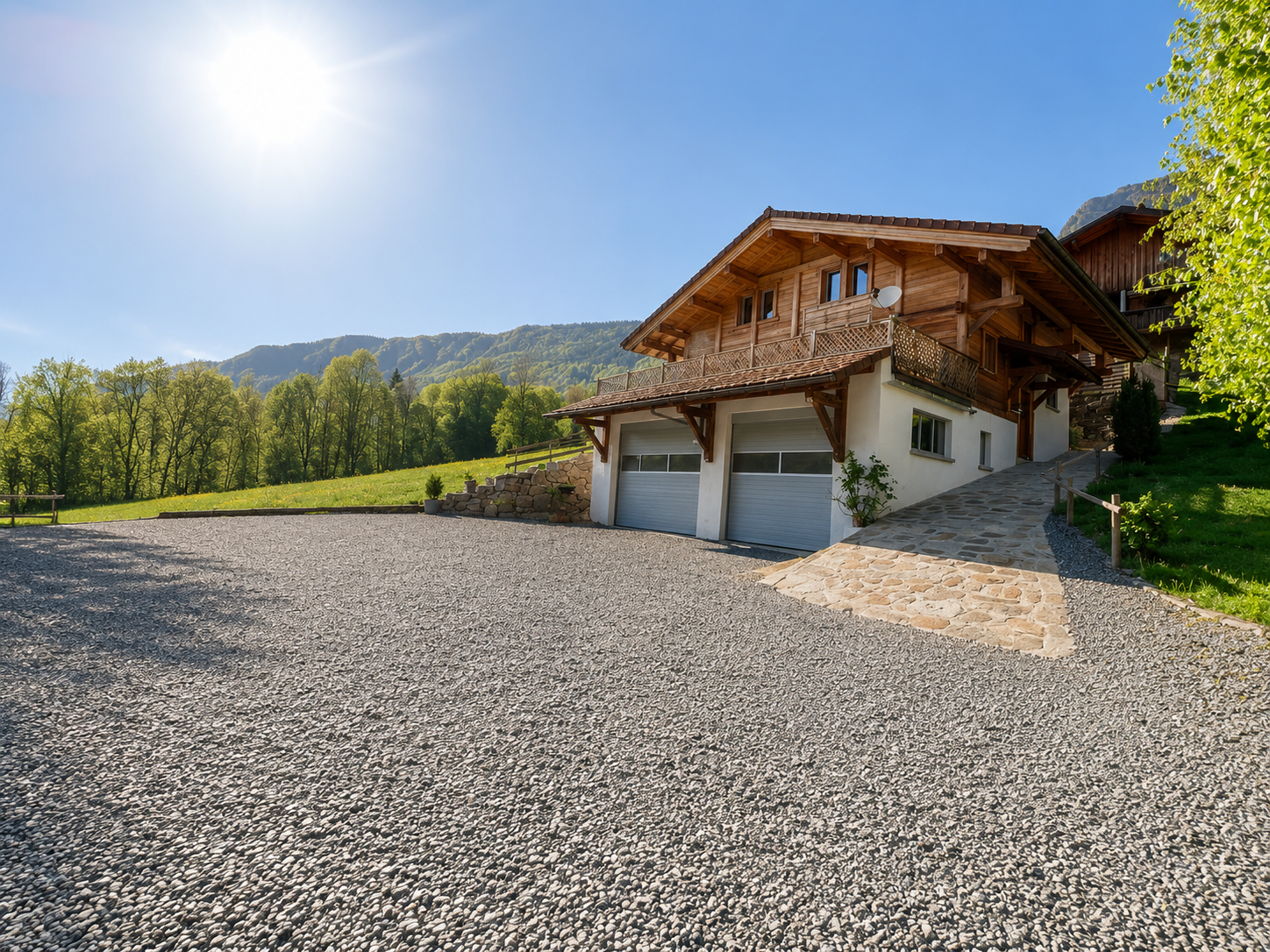 Magnifique chalet avec 110 m2 de garages et vue panoramique sur les montagnes